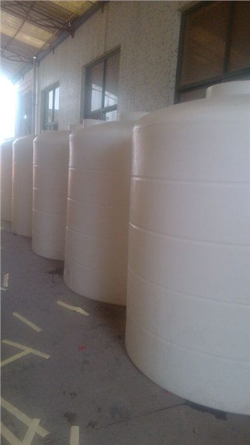 醫藥化工領域的關鍵存儲設備 耐酸堿儲罐與滾塑容器